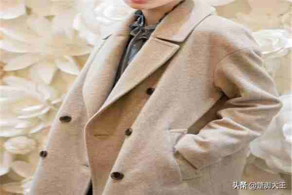 羊毛大衣如何自己清洗不缩水（如何自己清洗羊毛呢）-第1张图片