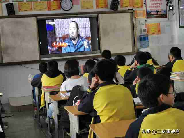 小学生冬装校服图片(小学生冬季校服图片)-第1张图片 小学生冬装校服图片(小学生冬季校服图片)-第1张图片