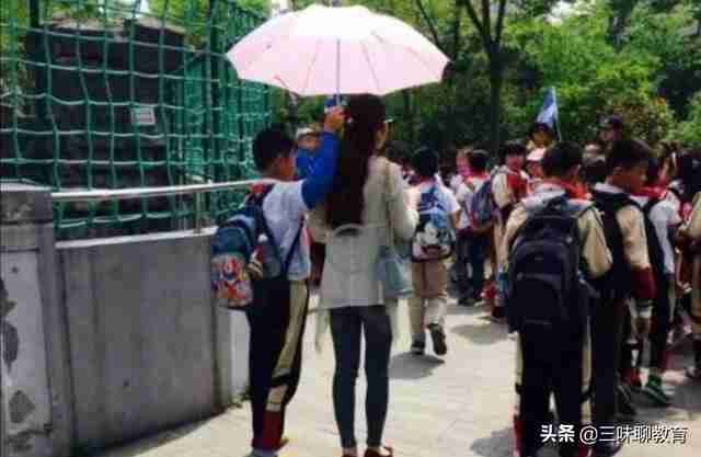 小学生冬装校服图片(小学生冬季校服图片)-第2张图片 小学生冬装校服图片(小学生冬季校服图片)-第2张图片
