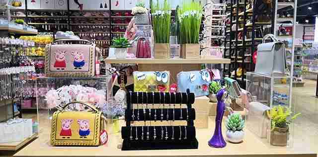 小饰品加盟店哪个好(礼品店加盟品牌排行)-第1张图片 小饰品加盟店哪个好(礼品店加盟品牌排行)-第1张图片