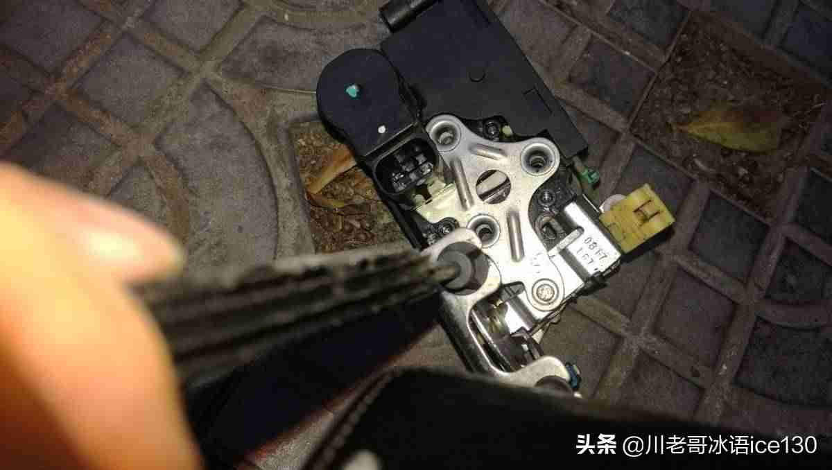 车内中控锁使用方法(中控锁故障解决技巧)-第8张图片 车内中控锁使用方法(中控锁故障解决技巧)-第8张图片