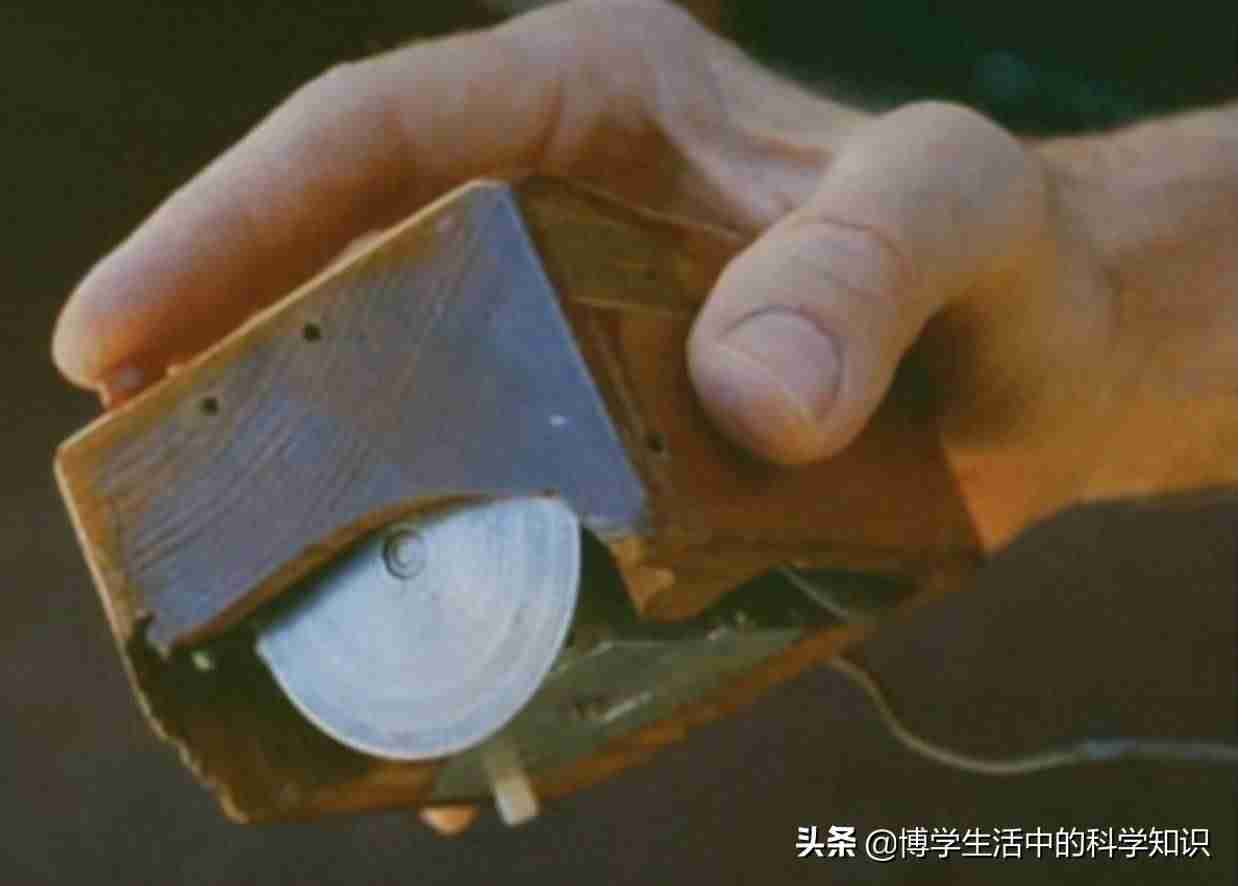 鼠标结构分析-鼠标的结构图和工作原理-第2张图片 鼠标结构分析-鼠标的结构图和工作原理-第2张图片