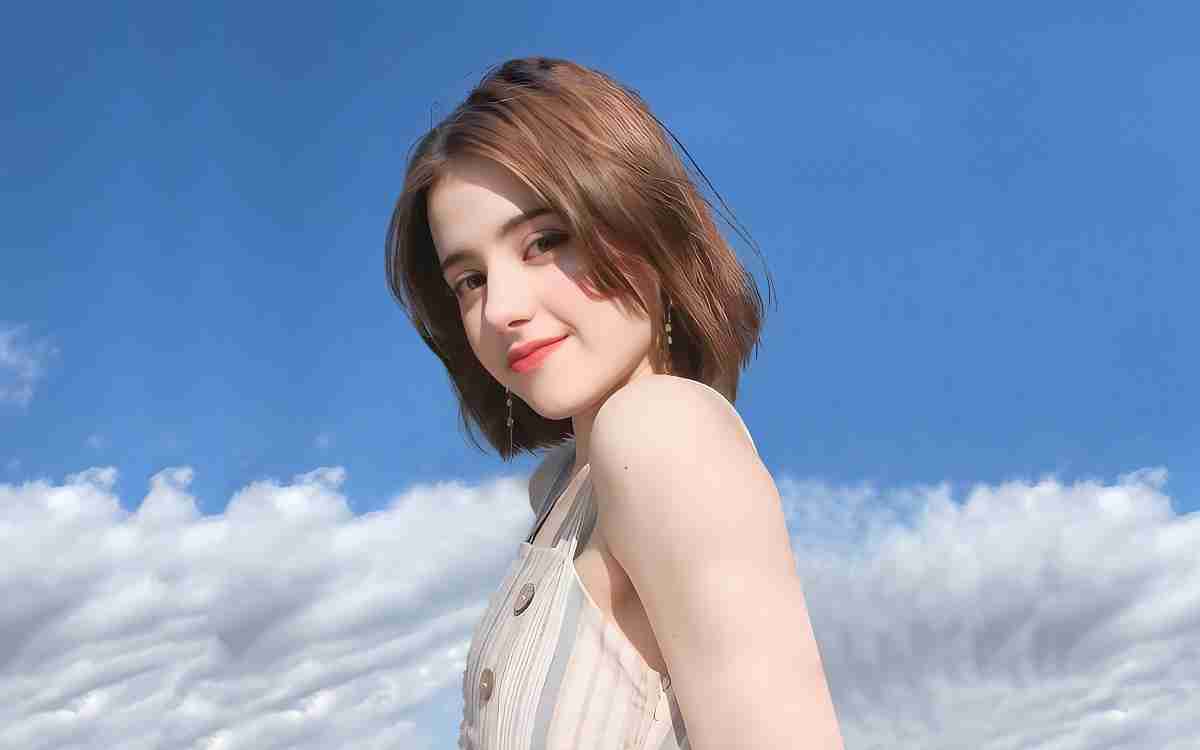 清纯美女_户外_微笑_蓝天_酷.jpg